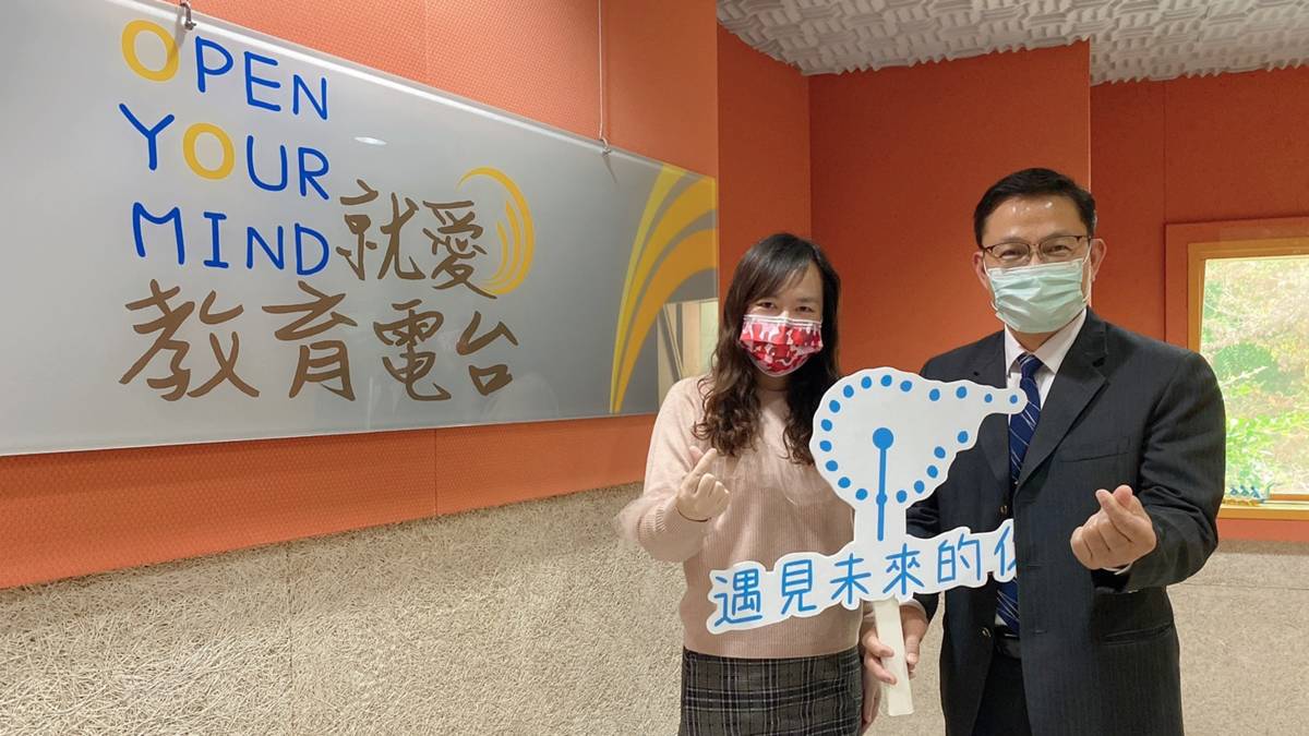 嶺東中學周錦貞校長（右）