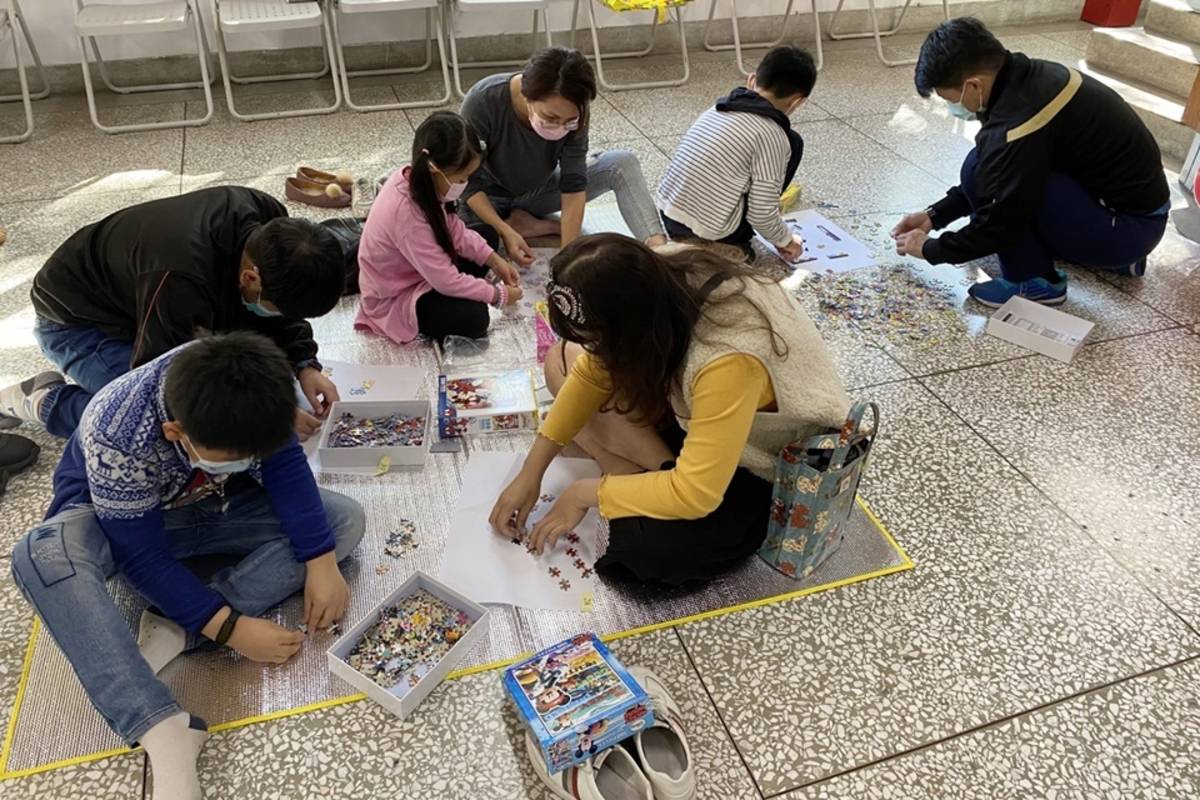 臺東縣政府與救國團臺東縣團委會舉辦親職教育亮點活動「虎躍龍騰親子拼圖樂」。