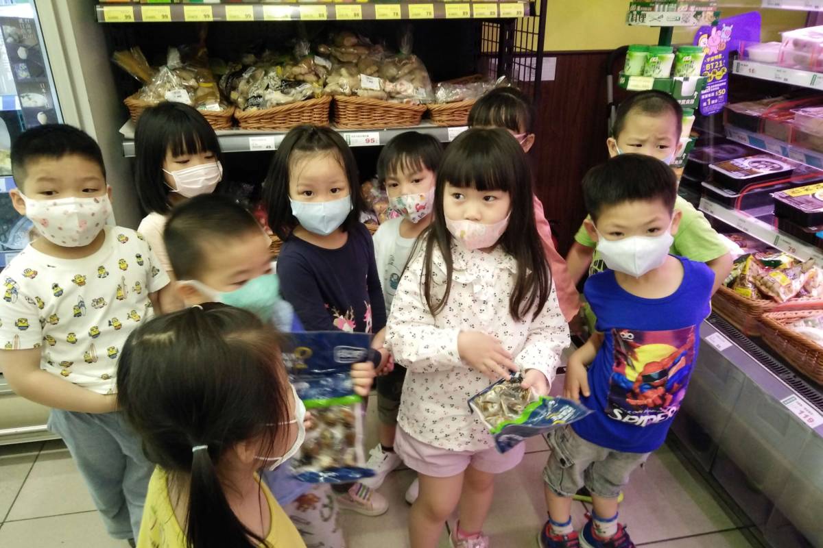 沉浸式本土語教學課程安排孩子到超市認識各種食材的閩南語
