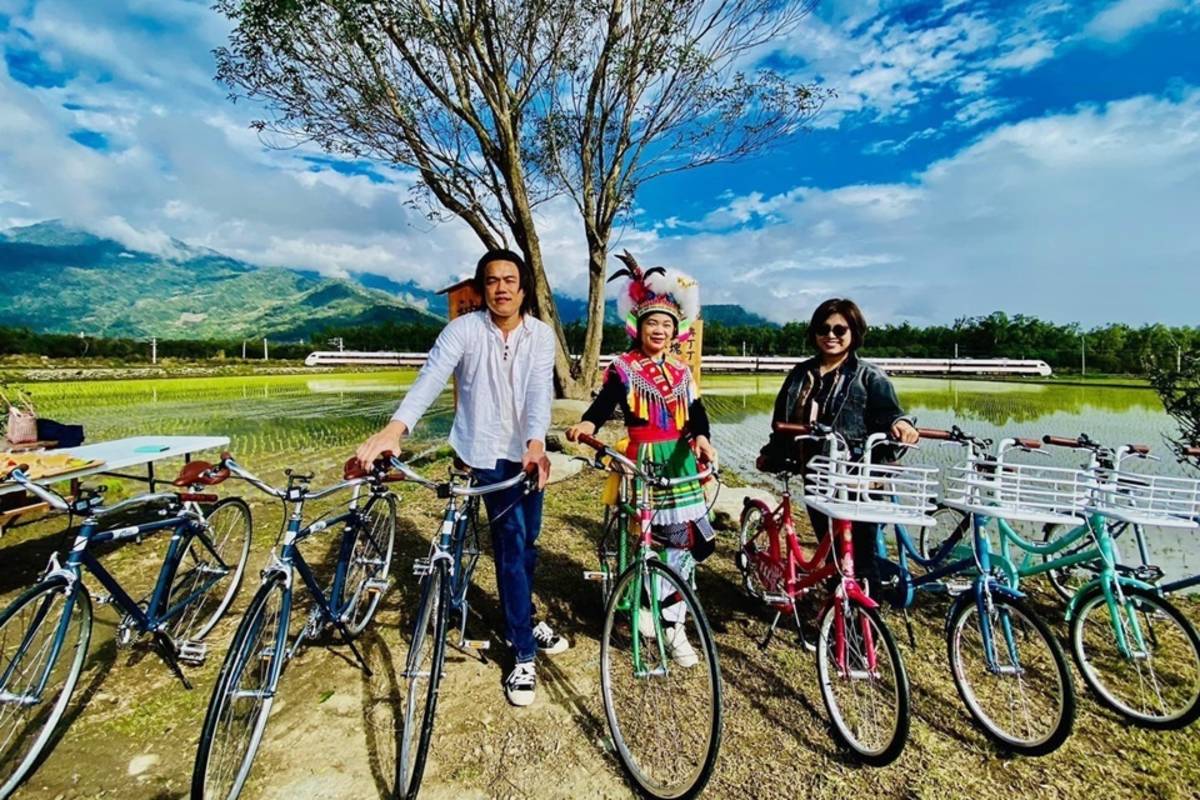 臺東池上青農魏瑞廷導入零排碳智能單車旅遊，以加值服務鼓勵遊客響應，減少汽機車代步。