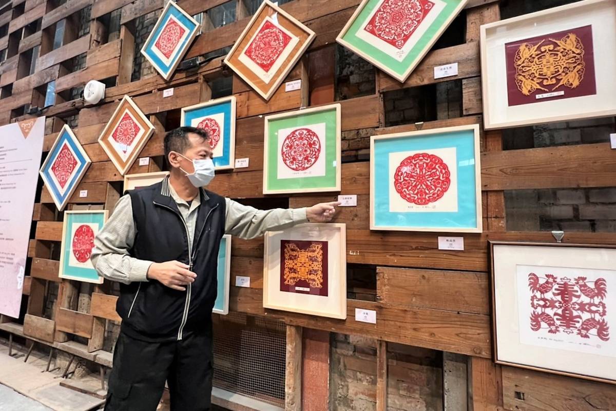王楨文老師新春期間在福興穀倉展出紙藝作品(圖片來源：彰化縣文化局提供)
