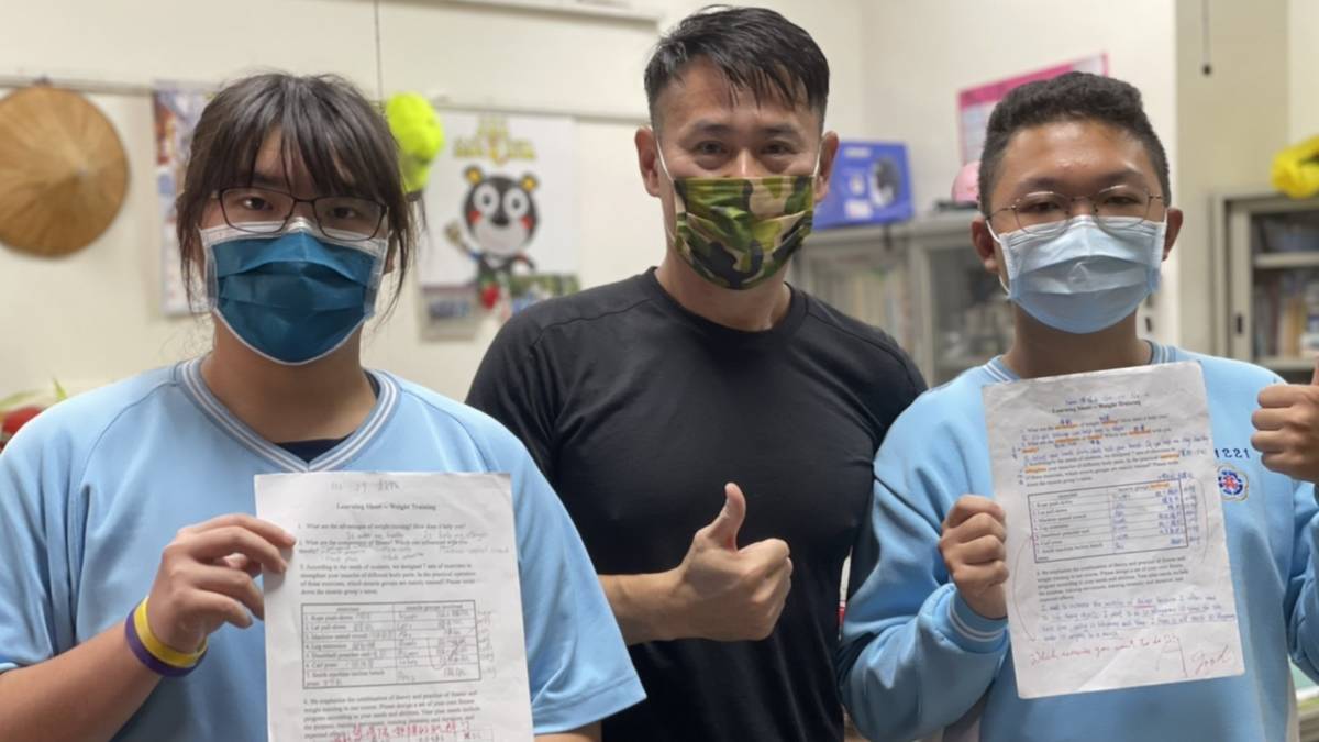 盧心炎老師（圖中）的體育課以全英語授課，學生陳柏丞（圖右） 霄晏甄（圖左）對課程感興趣。
