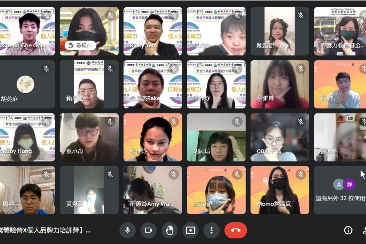 學生從實作練習及線上模擬面試的過程中探索並發想個人職涯選項