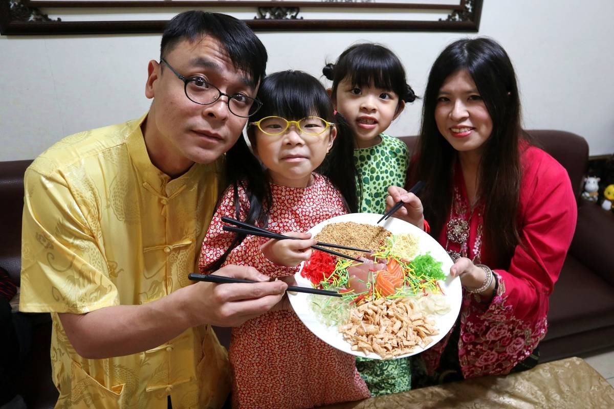 汐止崇德國小馬來語洪瑩栗老師和全家人在家中吃「撈生」，也把照片傳回馬來西亞的親友