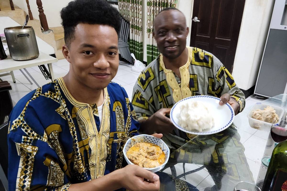 來自奈及利亞的伍保羅過年在家，不忘跟兒子傳承非洲美食的味道。