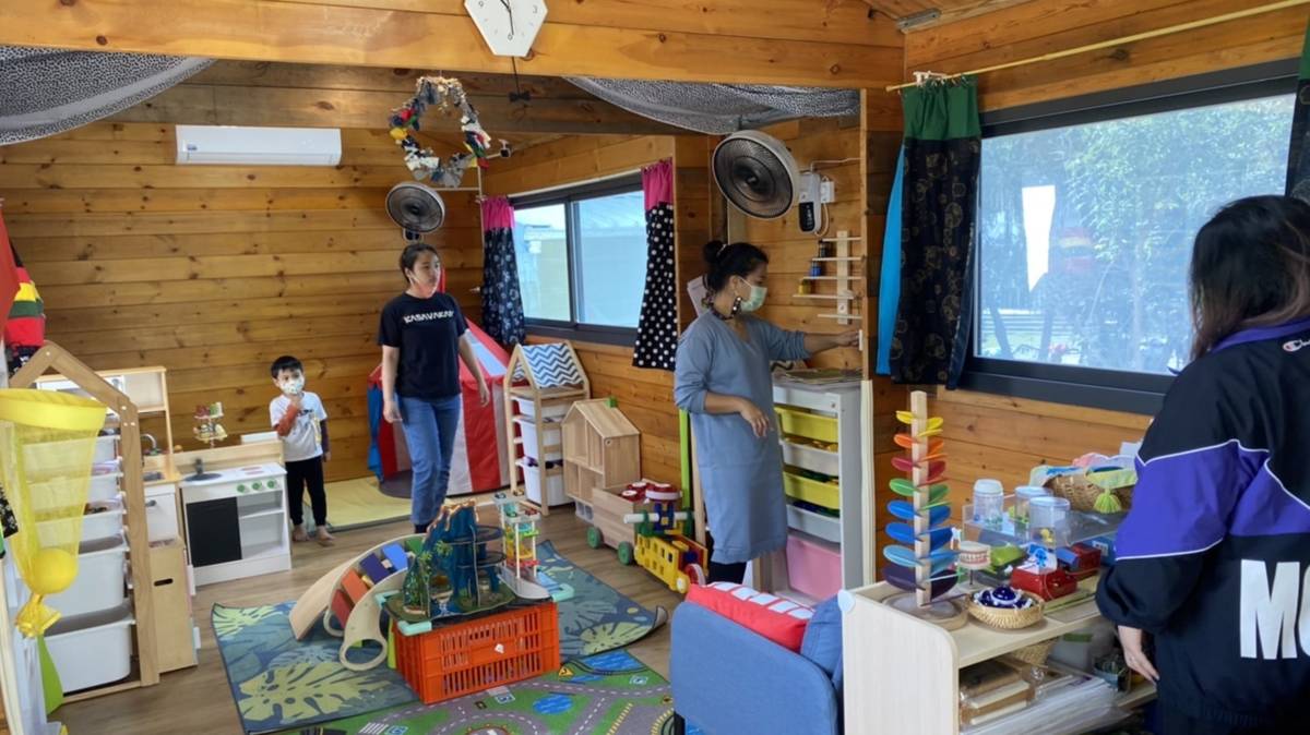 建和遊戲屋許多愛心遊戲玩具與設備
