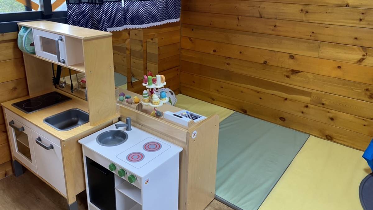 許多適合小孩的繪本、遊戲設備