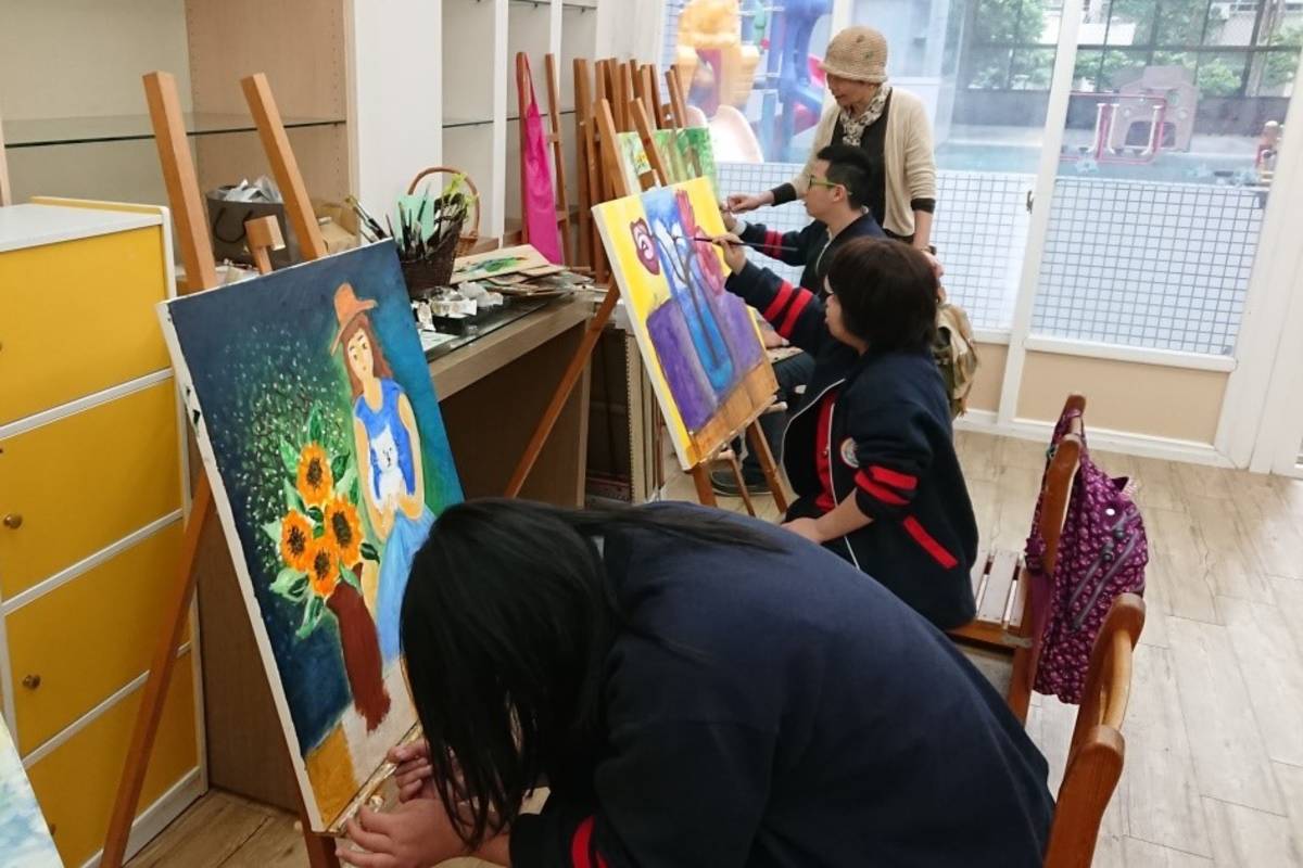 啟明學校老師指導學生進入油畫的殿堂