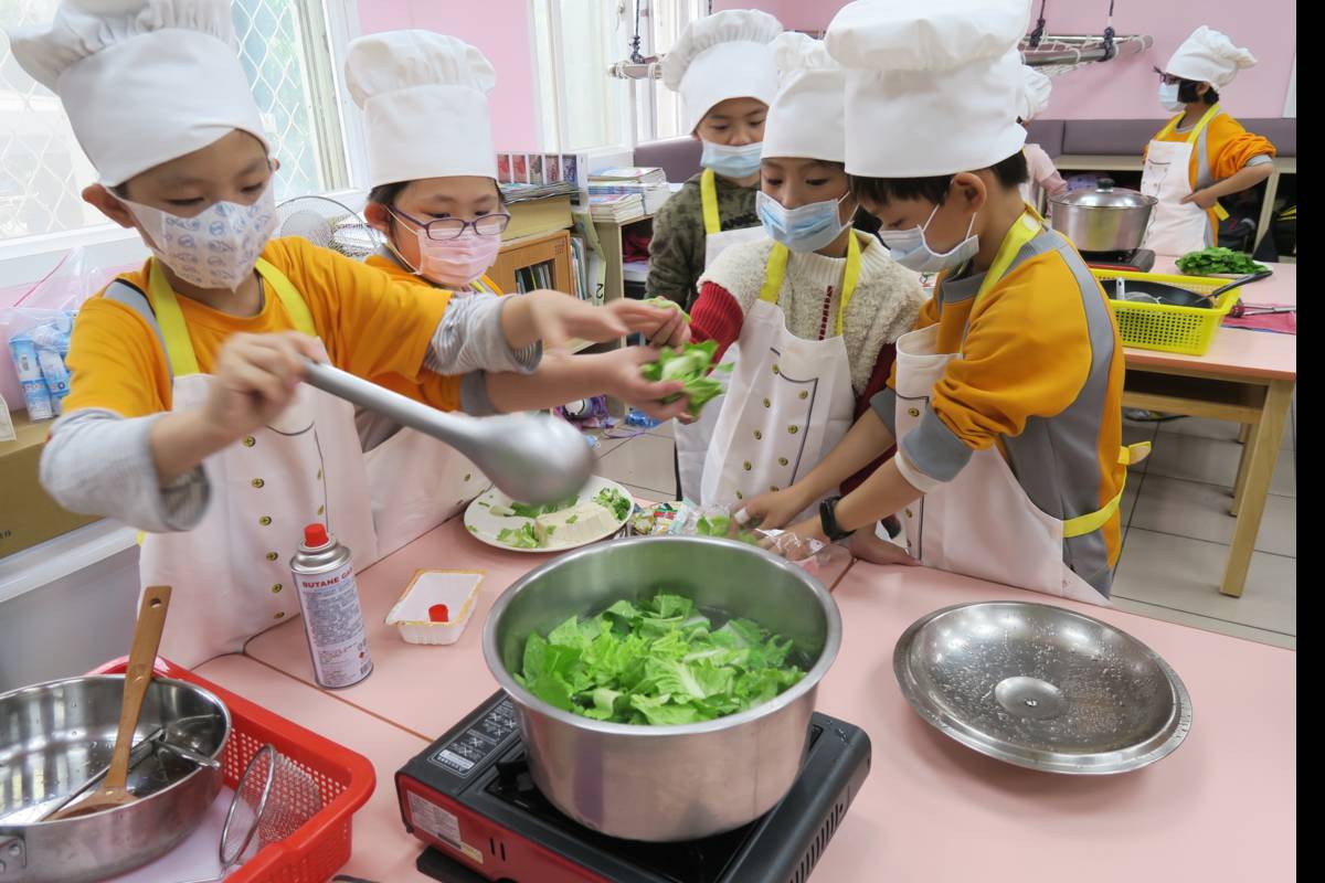 泉源實小讓學生動手做午餐
