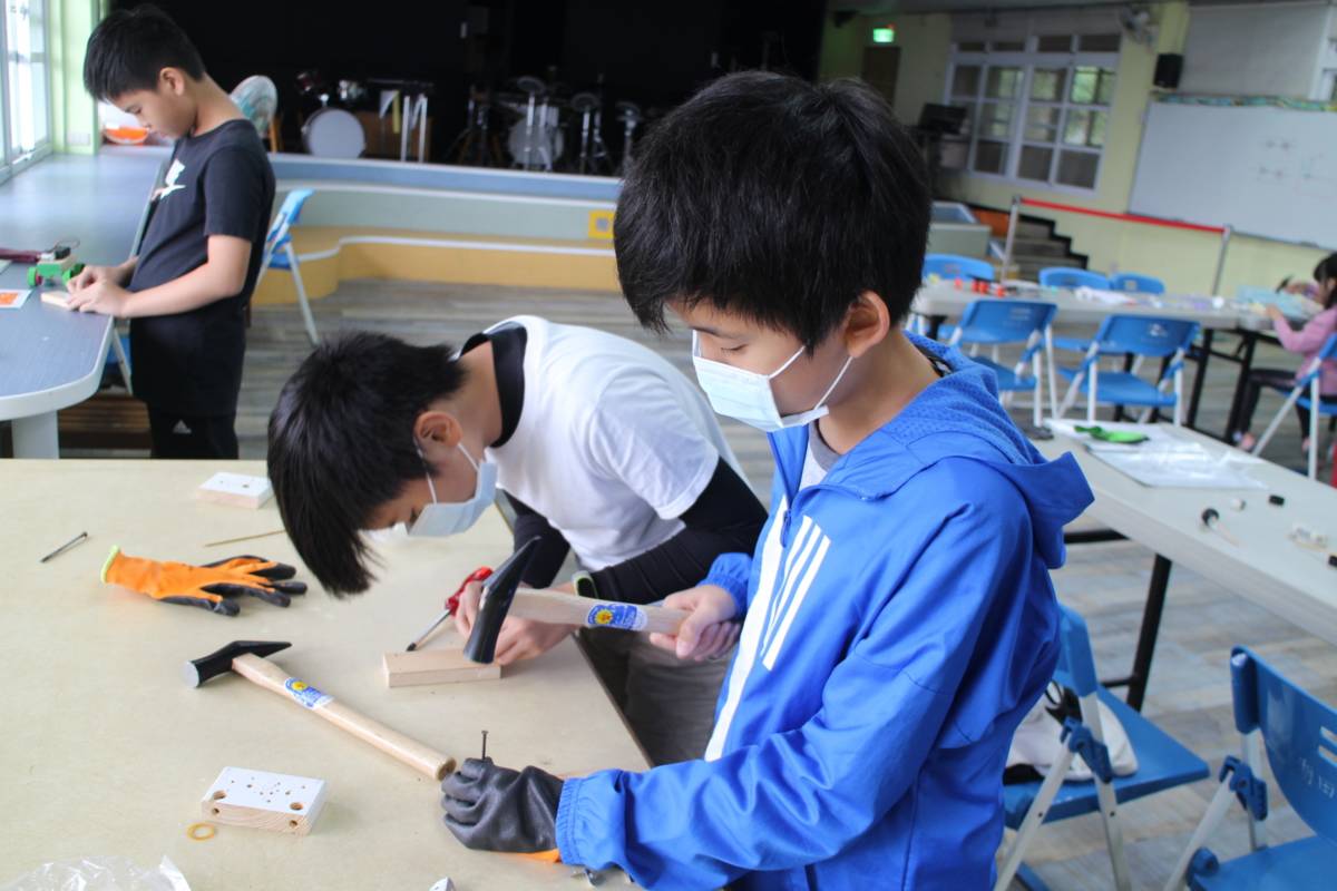 湖田實小發展綜合跨科混齡課程，讓學生手作電動車手作