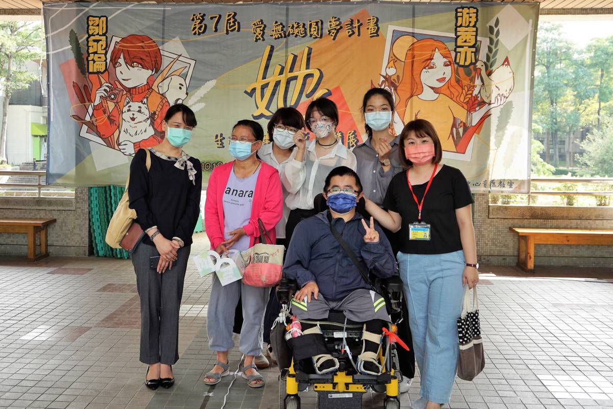 雲科大資源教室輔導員林佳慧(右1)鼓勵學生勇敢站上舞台(圖片來源：林佳慧提供)