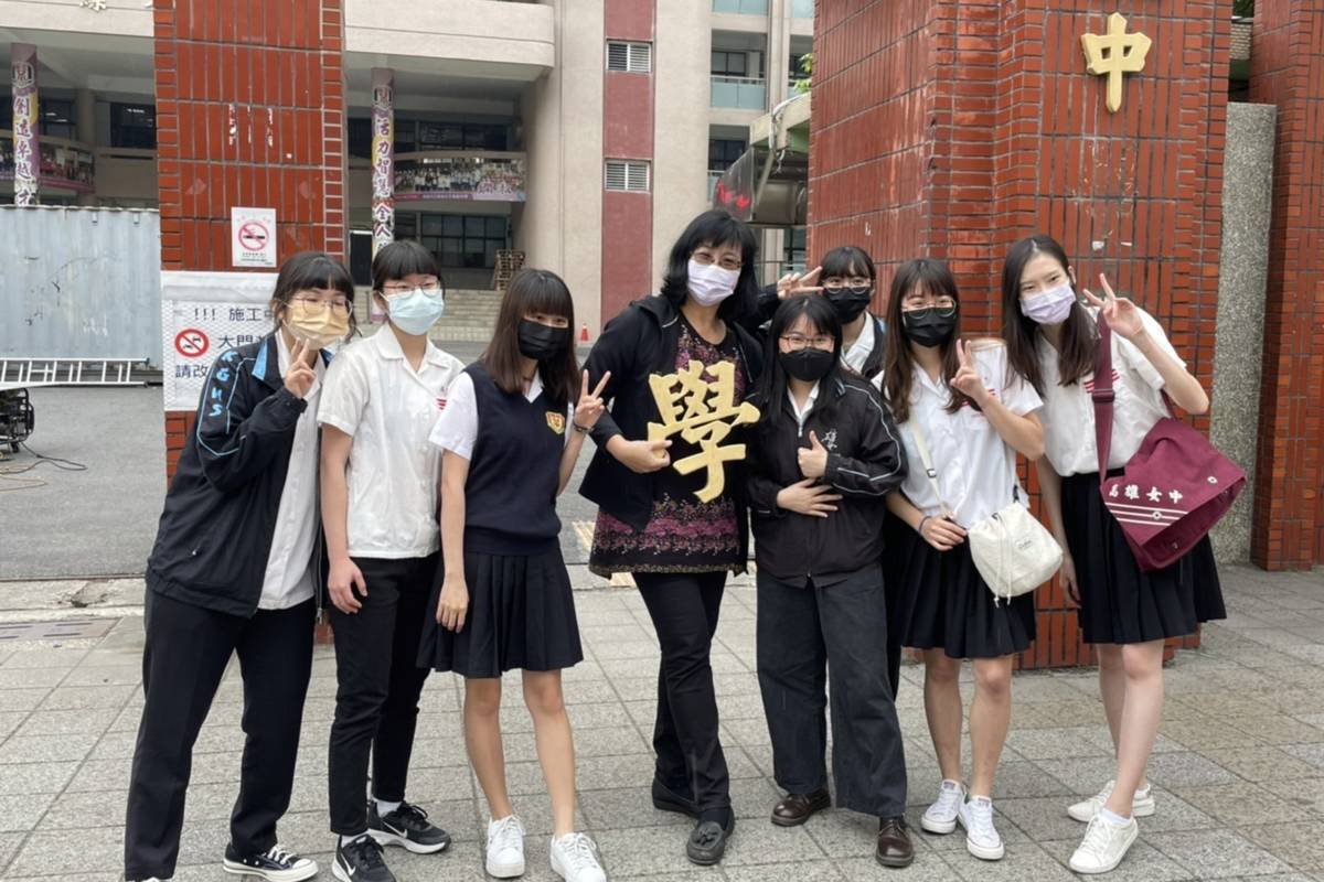 雄女拆除校門全新改建 校友回娘家重温校園記憶