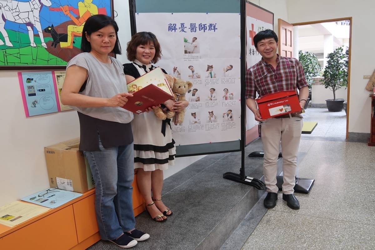 蔣主任(左二)與團隊推動閱讀(資料照)