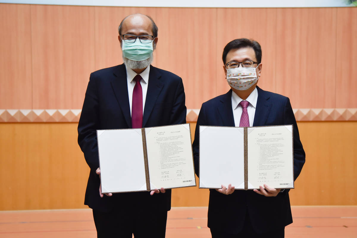 臺北醫學大學林建煌校長（右）與華梵大學林從一校長簽署學術合作協議。(華梵大學提供)