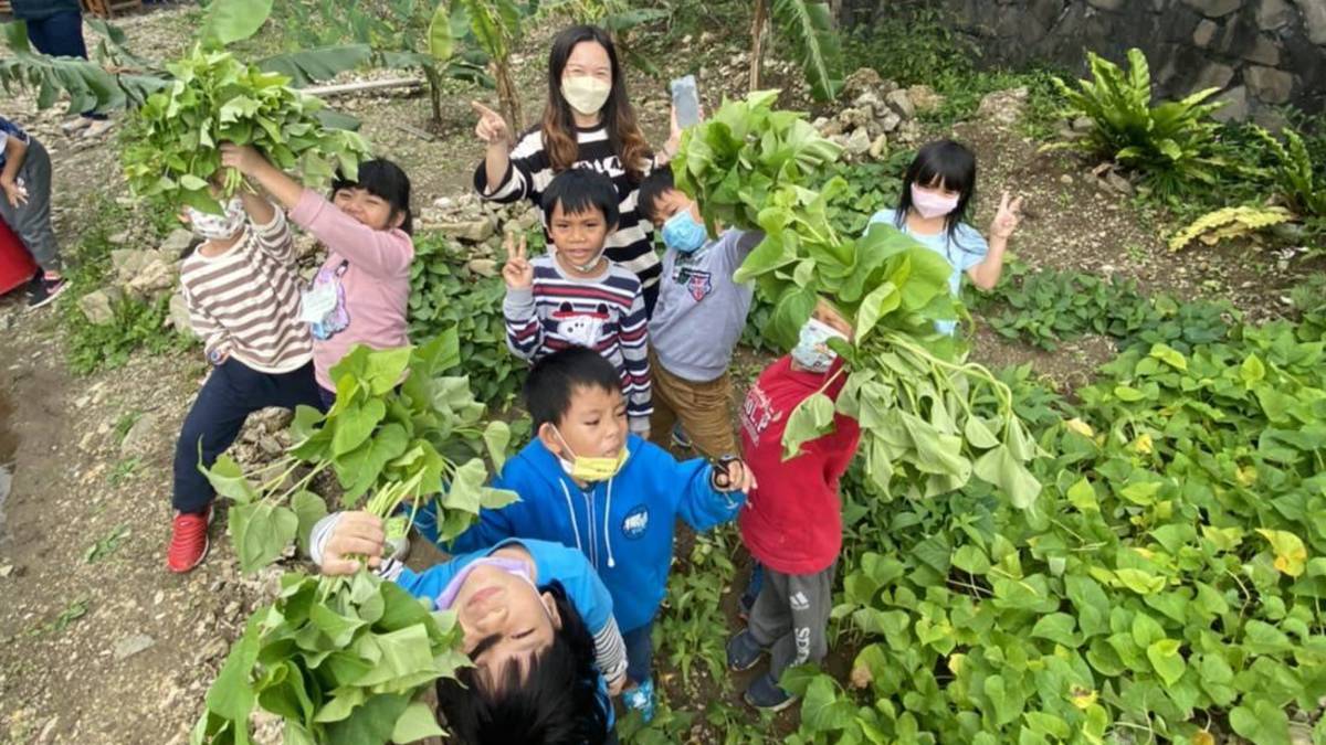 2020年8月椰油國小將轉型為民族實驗小學，校本課程定位以「雅美民族實驗教育課程」為主，其中有關雅美慶豐收（農場勞動）的部分，就是和孩子們一起種植地瓜葉，圖為校長和孩子們一起收成。