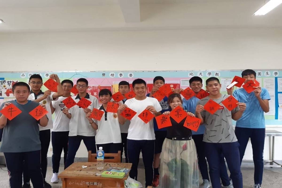 蔣主任與學生合影