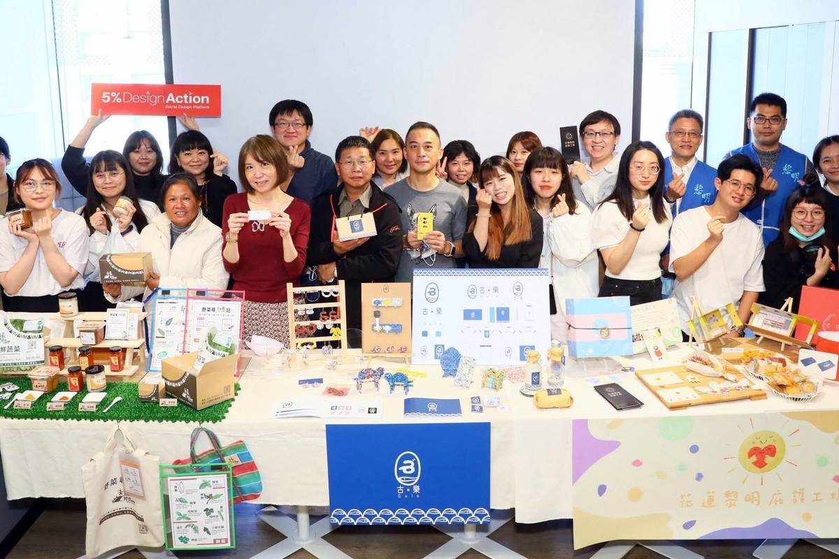 龍華文創系師生攜手桃園新屋愛鄉協會，設計石滬相關商品與形象，促進地方發展。(龍華科大提供)