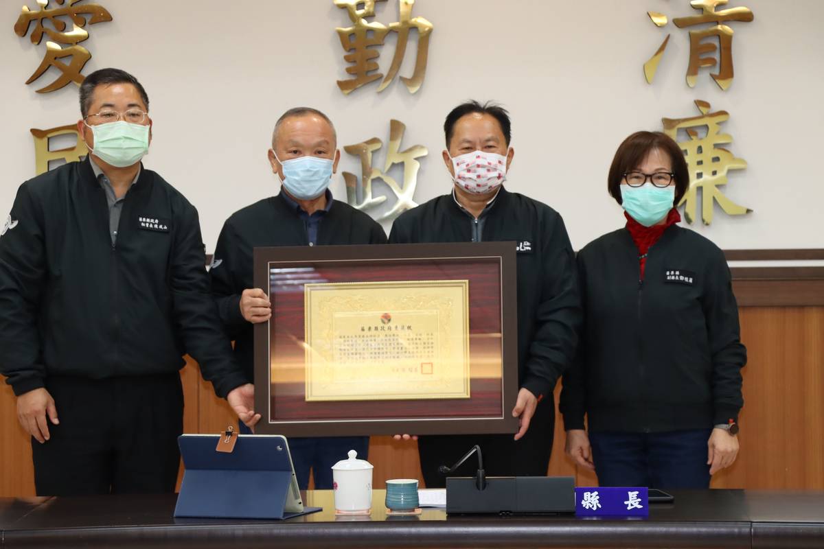苗栗縣長徐耀昌頒發褒獎狀予前苗栗縣教育處長邱廷岳（圖源：苗栗縣政府）