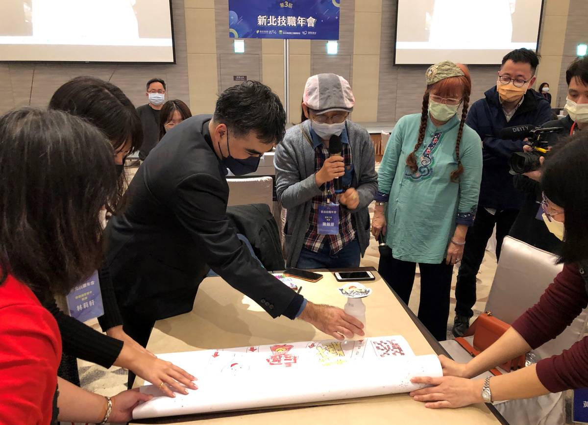 教師們融入淡水特色進行課程教案教具設計