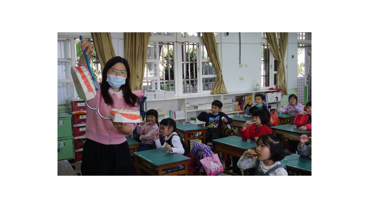彰化縣和美鎮培英國小-109學年度「口腔保健」優等-生活技能教學_示範貝式刷牙法

彰化縣和美鎮培英國小是109學年度「口腔保健教育推廣」優等學校，落實彰化縣的保健政策將學生的健康設為首要願景，全方位注重學生的健康狀況，結合專家、社區、家長、校內師生、護理師齊心通力合作，督促孩子們將正確認知轉化為健康生活習慣，全面實行健康生活，當然包括口腔保健也做得特優。 

採訪：彰化縣和美鎮培英國小施舜馨校長、楊秀勤護理師