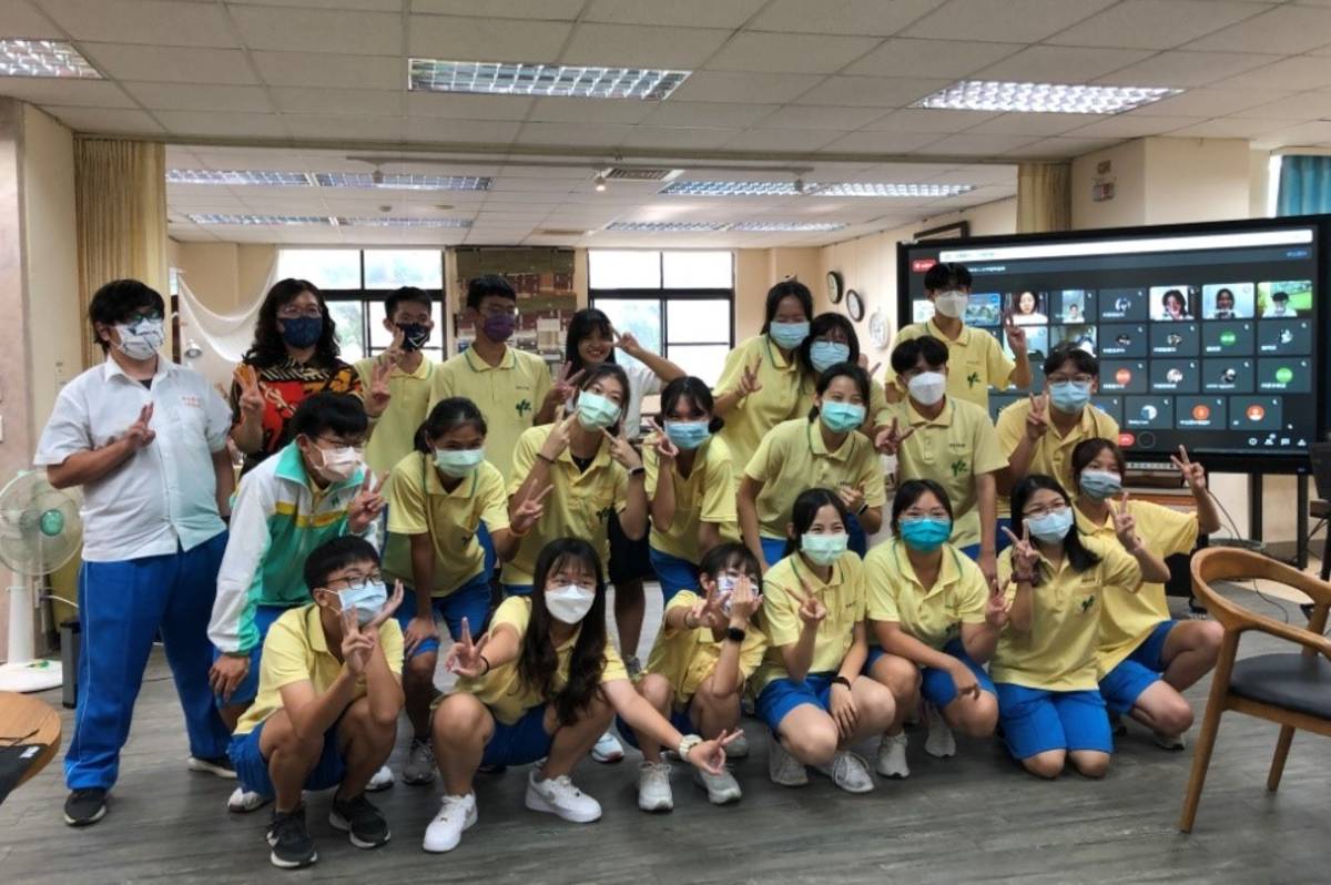 高雄中山高級中學為提升學生國際參與能力和培養國際移動力，今年加入種子學校團隊，與越南西河內中學視訊交流。