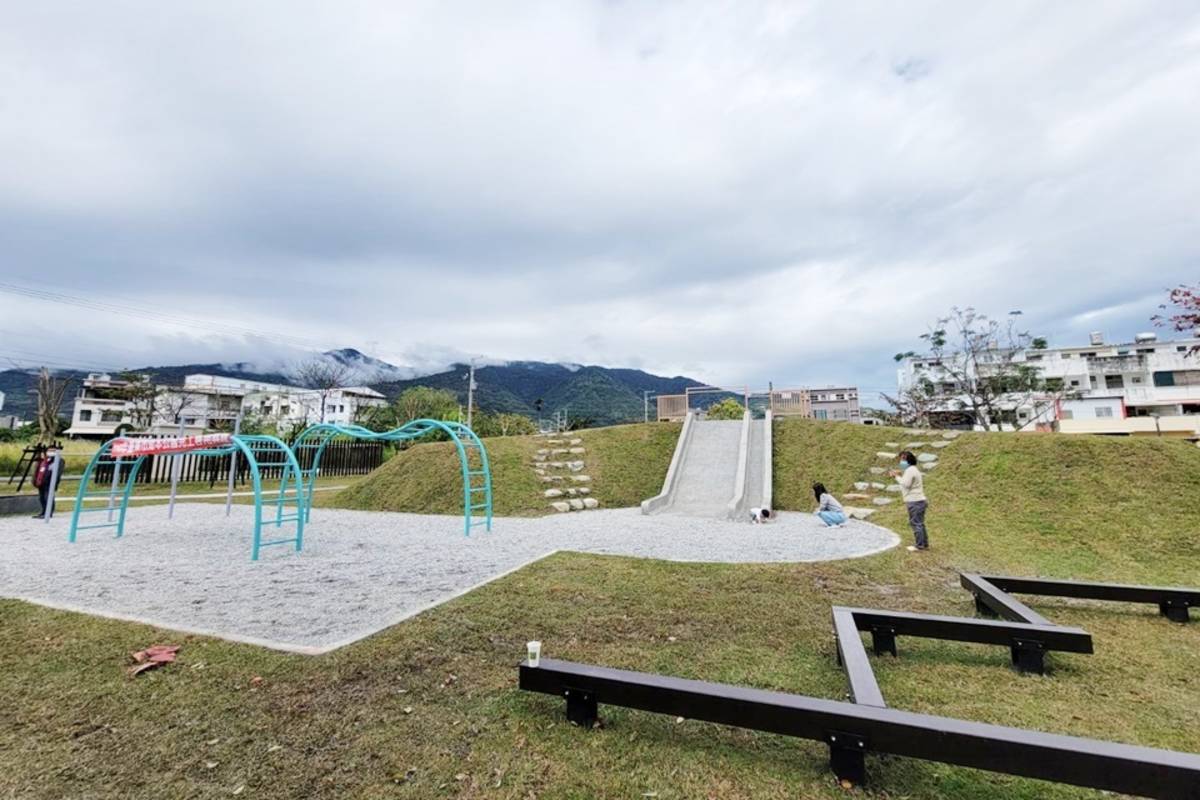 為提供臺東縣內親子遊憩環境，臺東縣政府於臺東市知本里新建的親子公園今天(14日)啟用。
