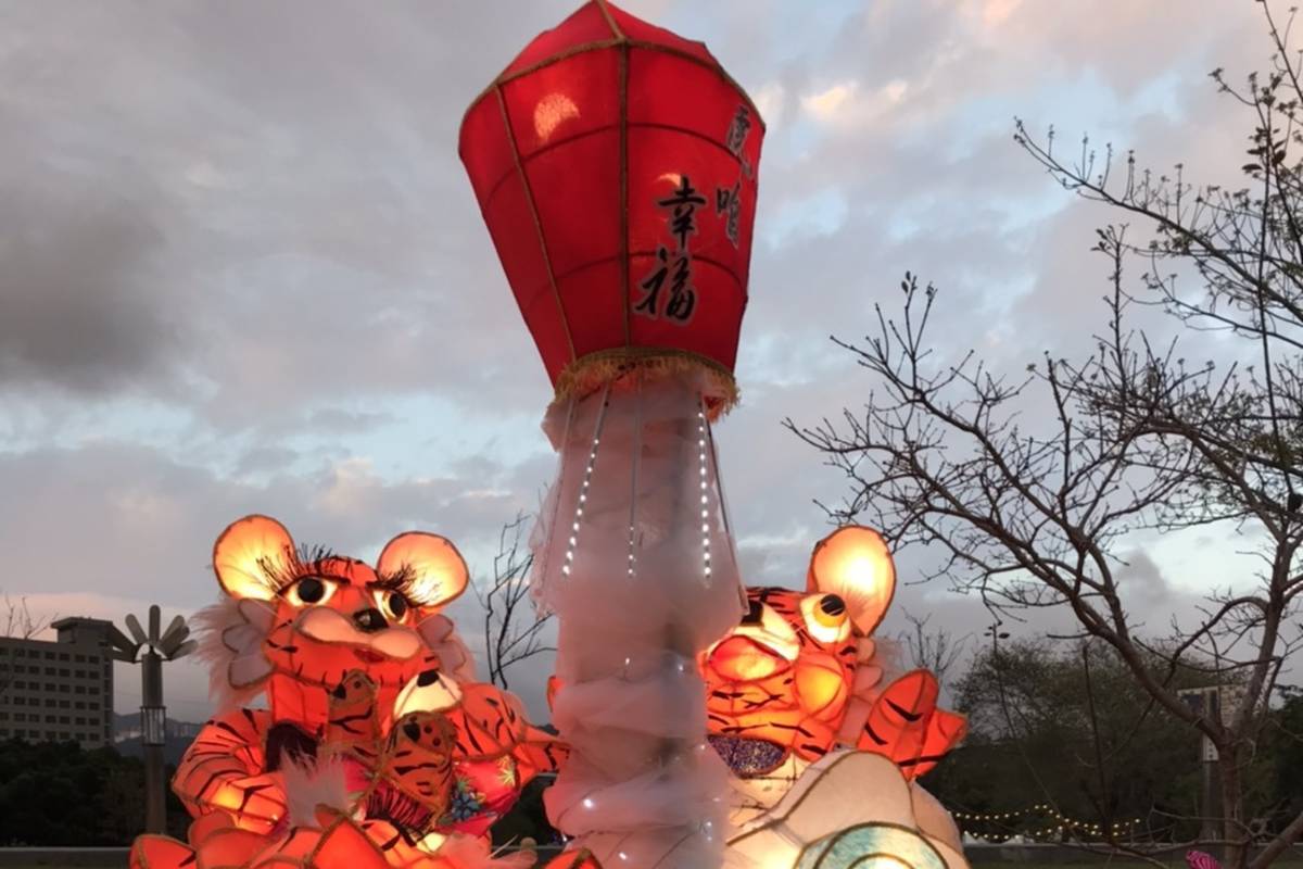 古亭國中「虎來寶 幸福到」花燈作品以飛天虎一家為主角