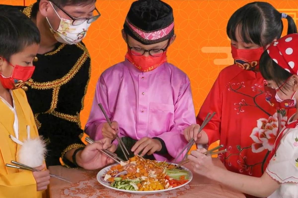 在馬來西亞華人過年要全家齊聚吃七彩繽紛撈魚生，紅白絲、魚肉片，象徵撈得財運一整年