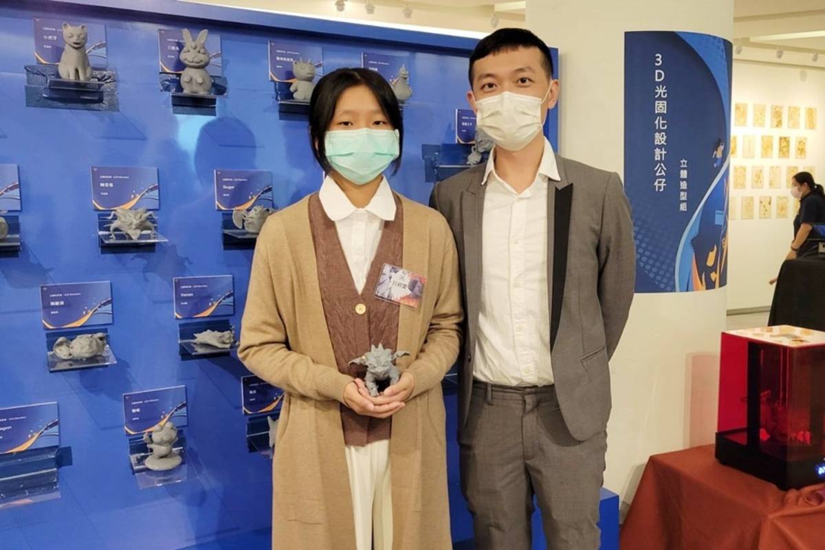 東商廣設科學生呂祥雯(左)與科主任黃俊閔反覆嘗試，以LCD光固化3D列印設備創作出第一隻「Monster」。