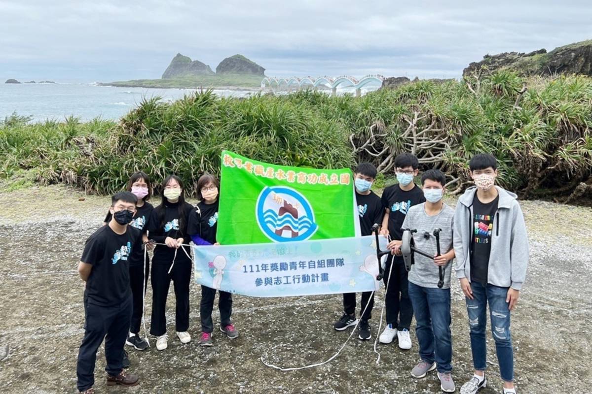 成功商水辦理自主志工服務活動，以實際行動關懷在地弱勢族群和獨居老人，並藉由空拍機視角了解家鄉之美。