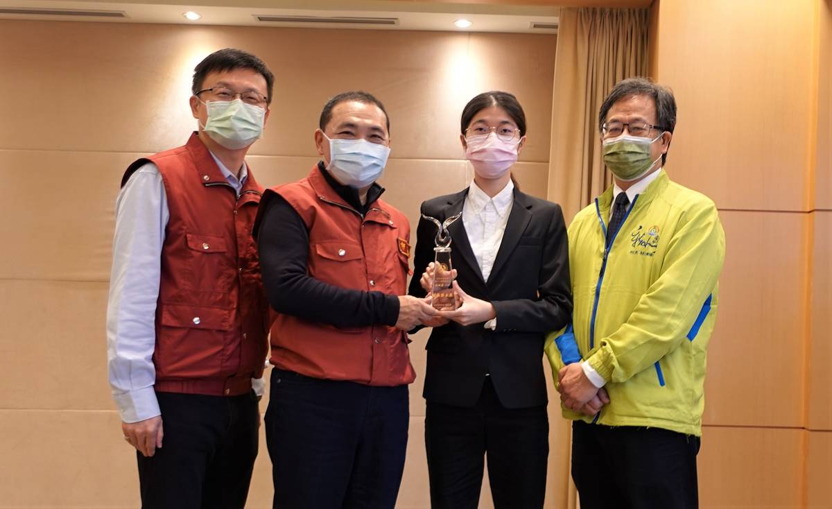 姚婉茹(右2)獲頒技職傑出獎，校長林清南(右1)及局長張明文(左1)陪同獻獎給市長(左2)