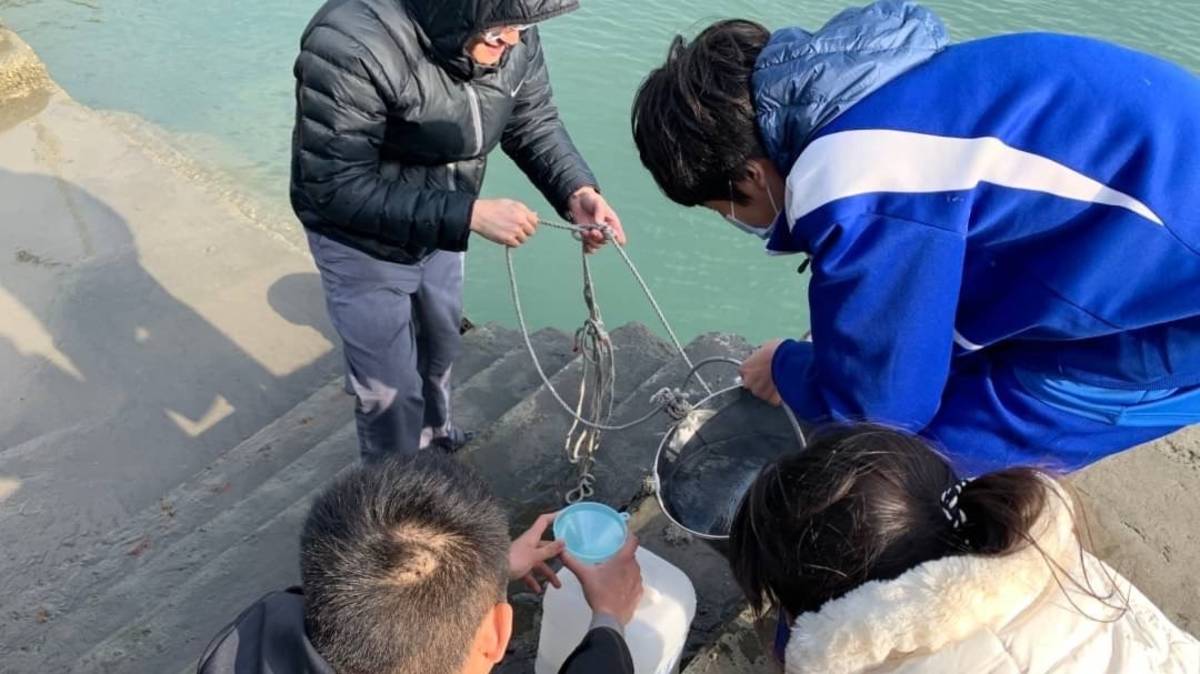 四育國中學生在中部海域蒐集海水.海砂進行採樣