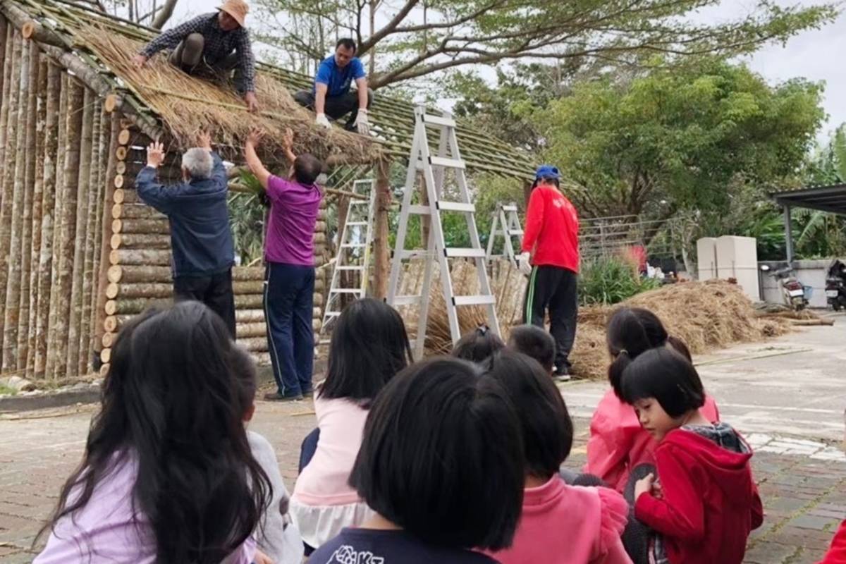 竹湖國小結合各方資源，帶學生走進部落蒐集文化素材，也辦理活動鼓勵部落長輩走入學校，使部落與學校共好。