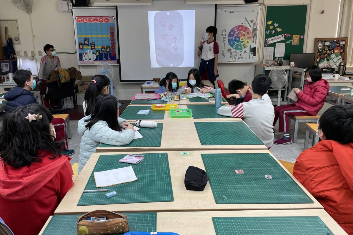 同學分享自己的作品設計理念和造型設計緣由