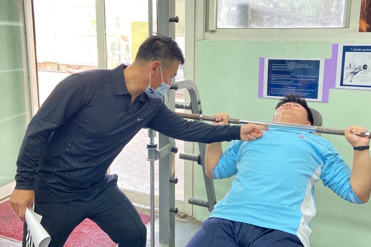 南投高中的體育課重量訓練以英語教學