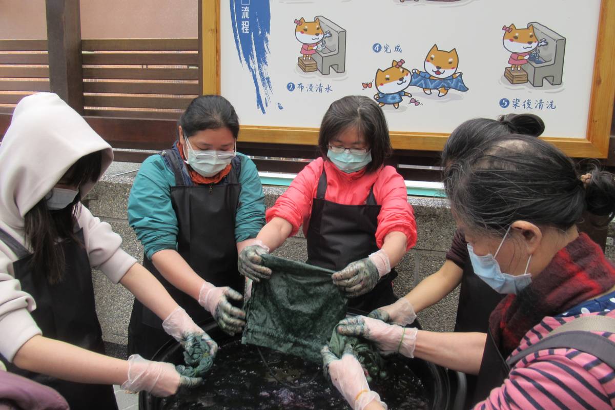 聽友親自動手體驗反覆浸染、氧化的細緻藍染工藝。