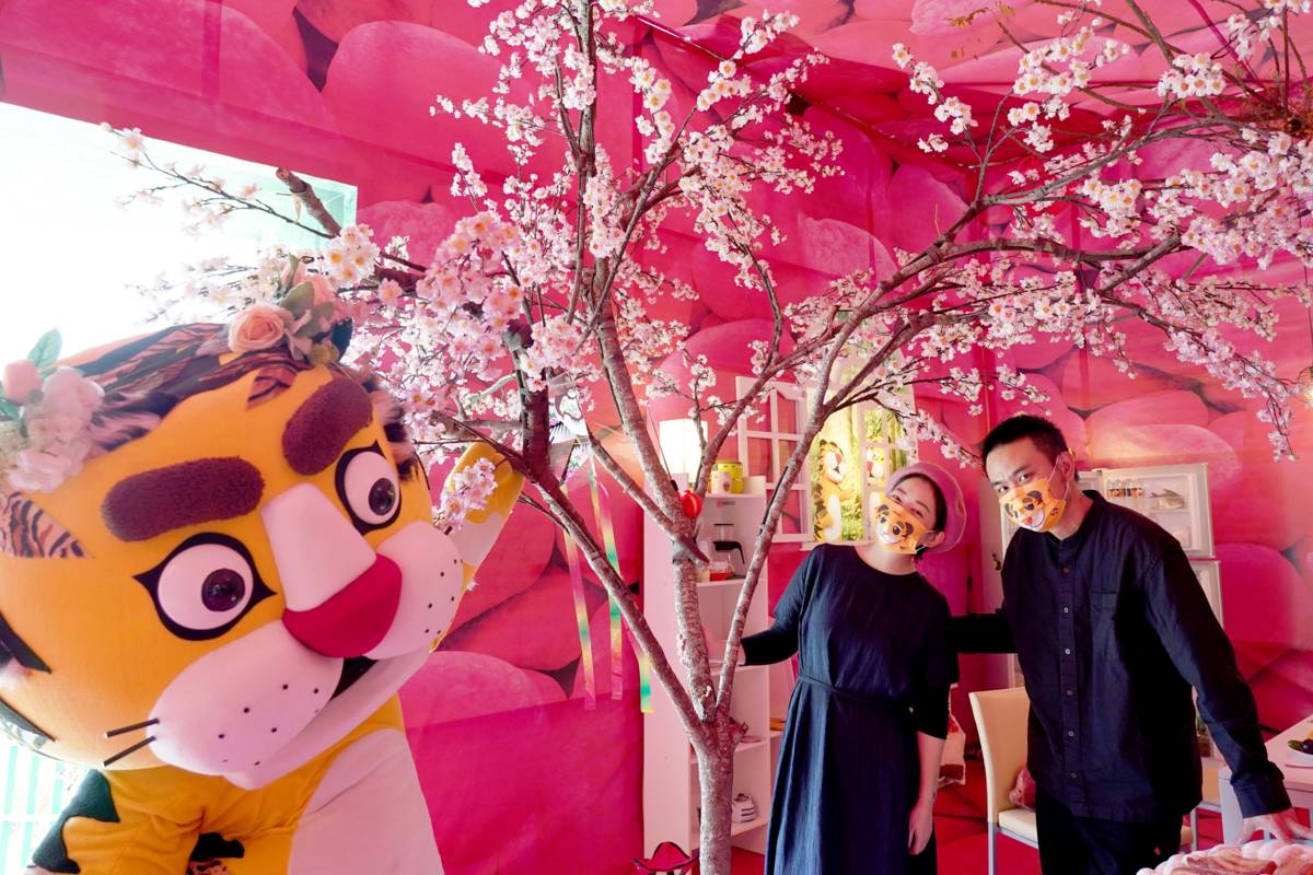 滅火器主唱楊大正到衛武營愛虎親子創意特區拍照