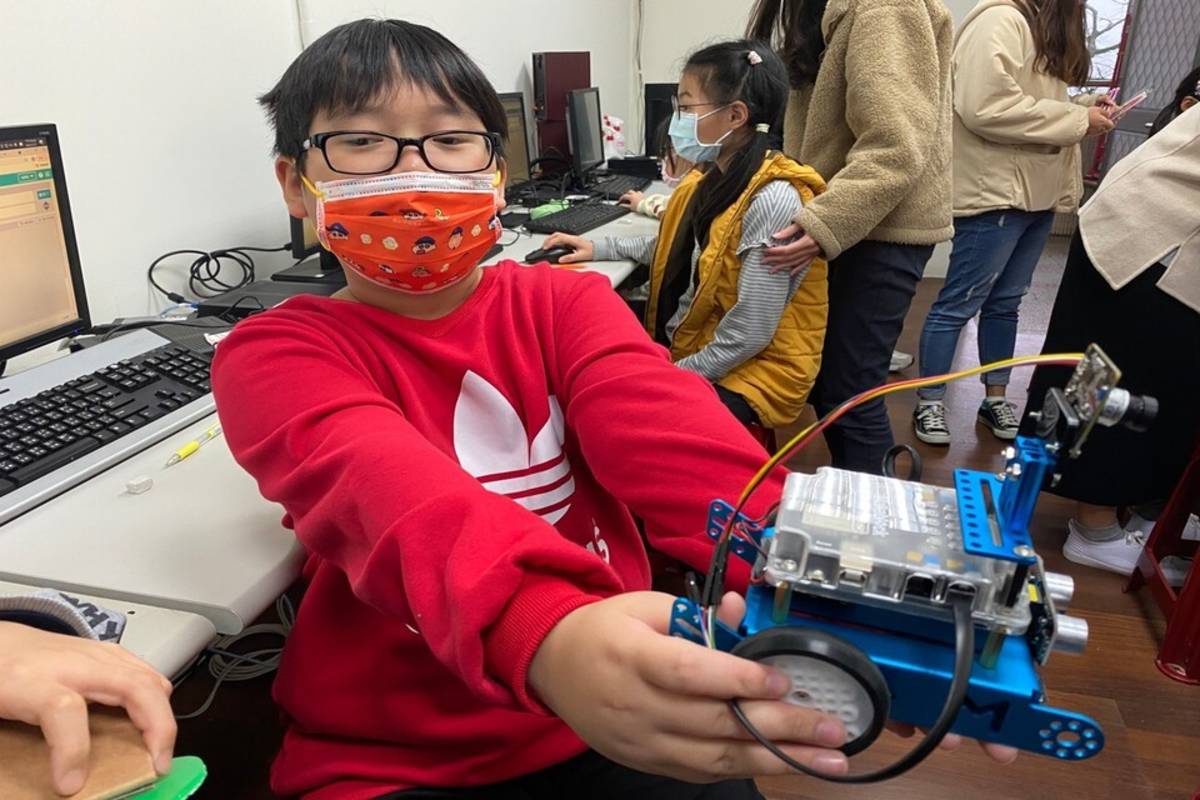 大坪國小智慧車動手做工作坊學生學習畫面 (新北市教育局提供)