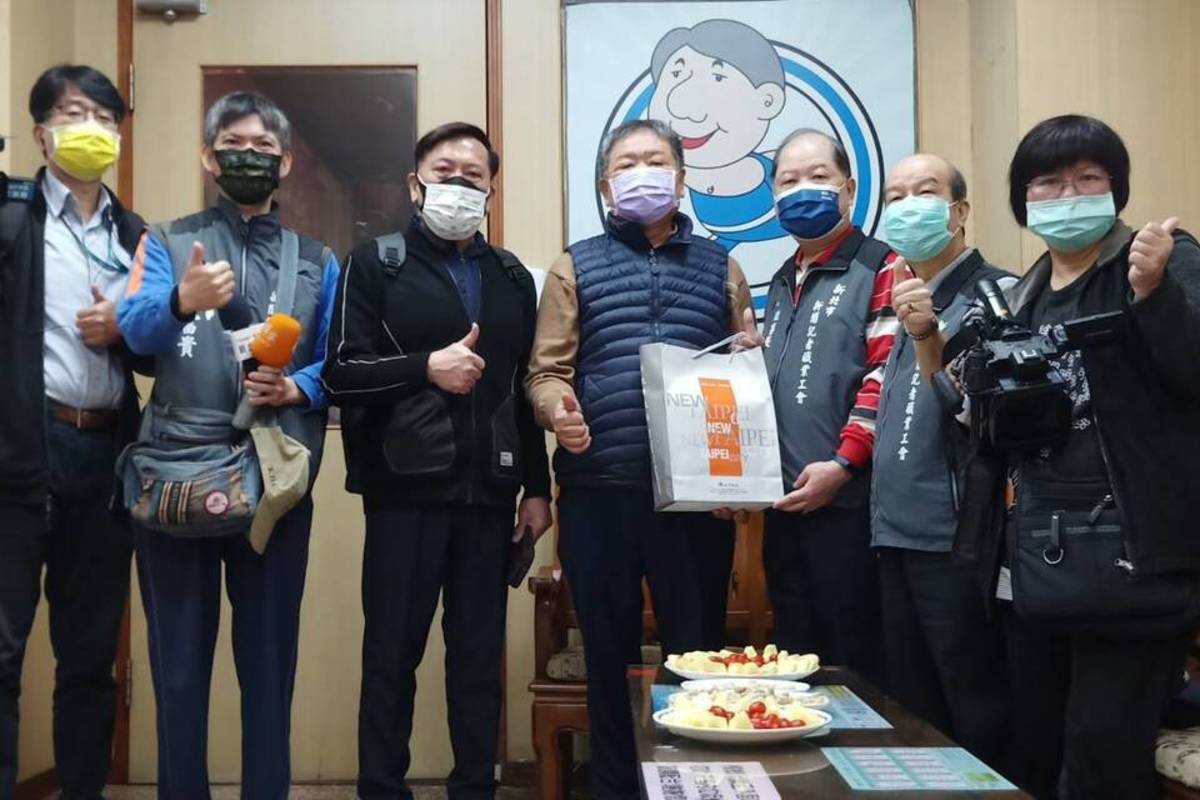 新北市新聞記者職業工會成員與新北市議長蔣根煌(中)合影 (新北市新聞記者職業工會提供)