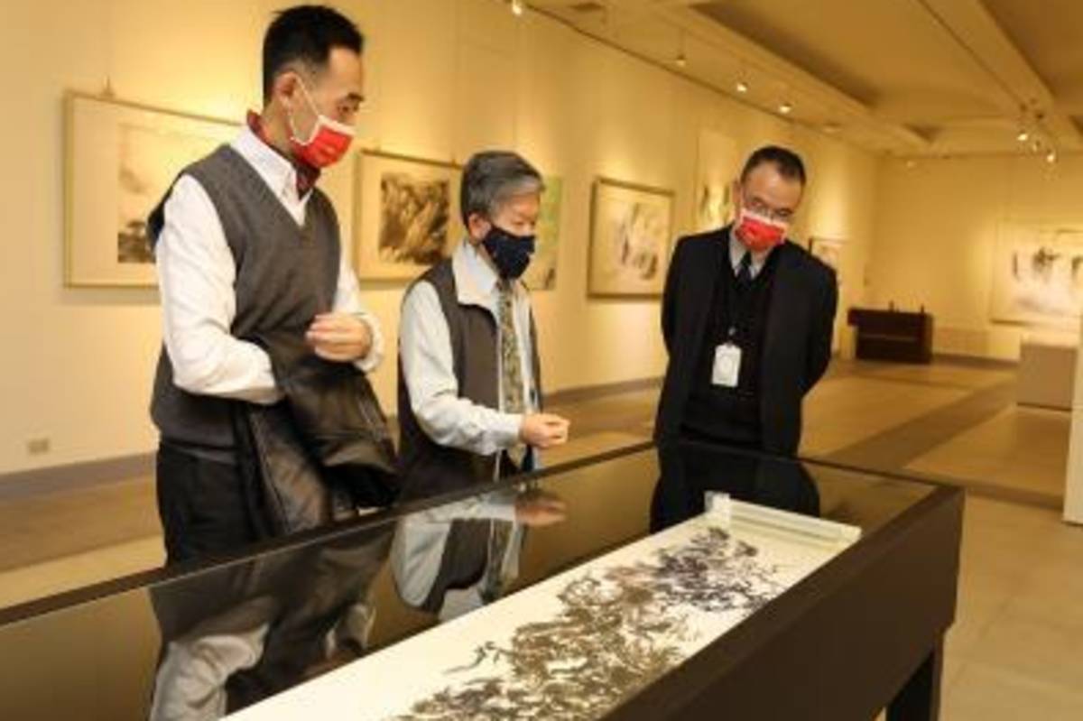 羅振賢教授(中)為文化部蕭宗煌次長(右)與王蘭生館長導覽解說作品