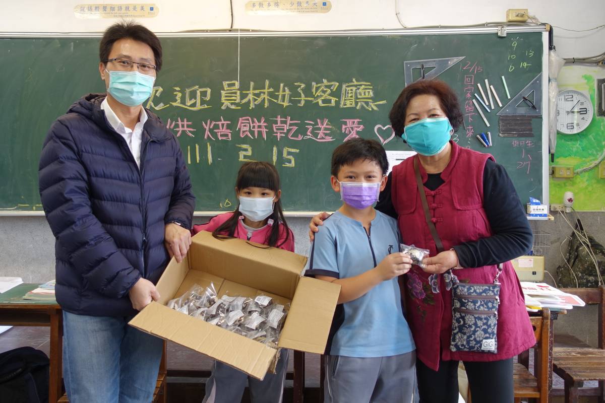 長輩化身點心快遞，將烘焙成品送到鄰近國小，做為小朋友課後點心