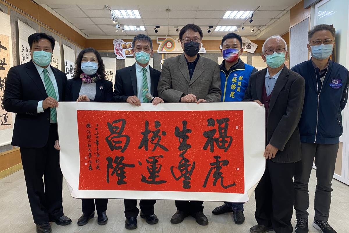 員林家商為了慶祝七十周年校慶邀請黃榮森校長到校內藝廊舉辦書法個展(圖片來源：員林家商提供)
