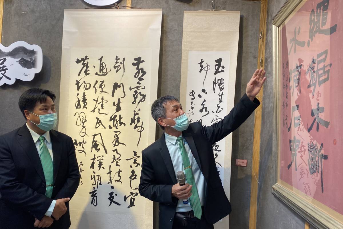 黃榮森校長擅長不同字體的書法展現同時在媒材上發揮創意(圖片來源：員林家商提供)
