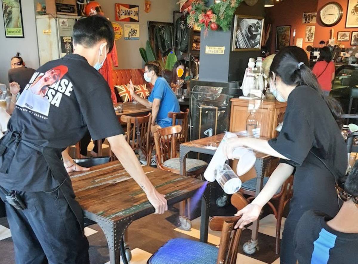 台北商業大學學生美純(化名)為照顧73歲父親，課業之餘兼差2份工作