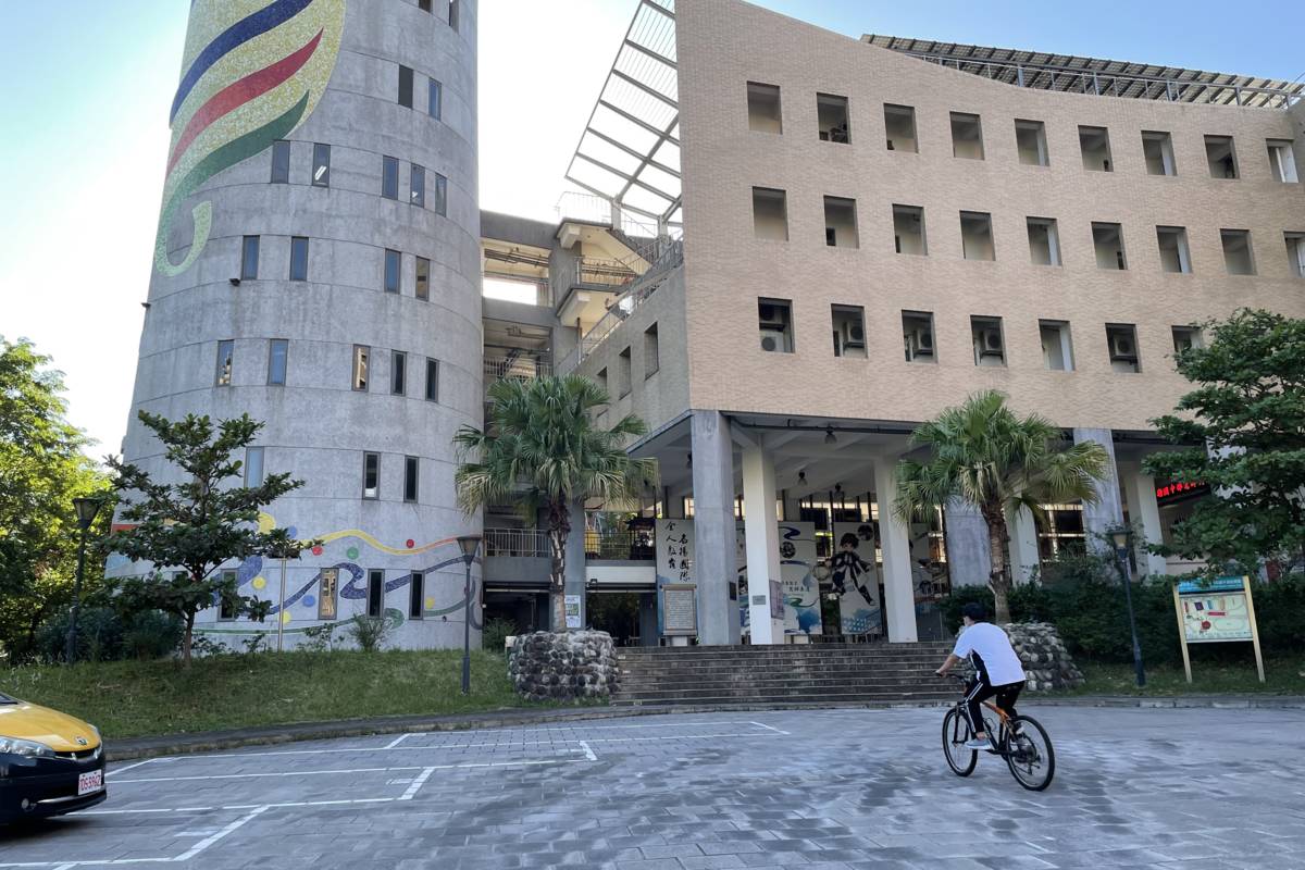 北大高中學生賢睦(化名)在獲贈腳踏車後高興地馬上試騎