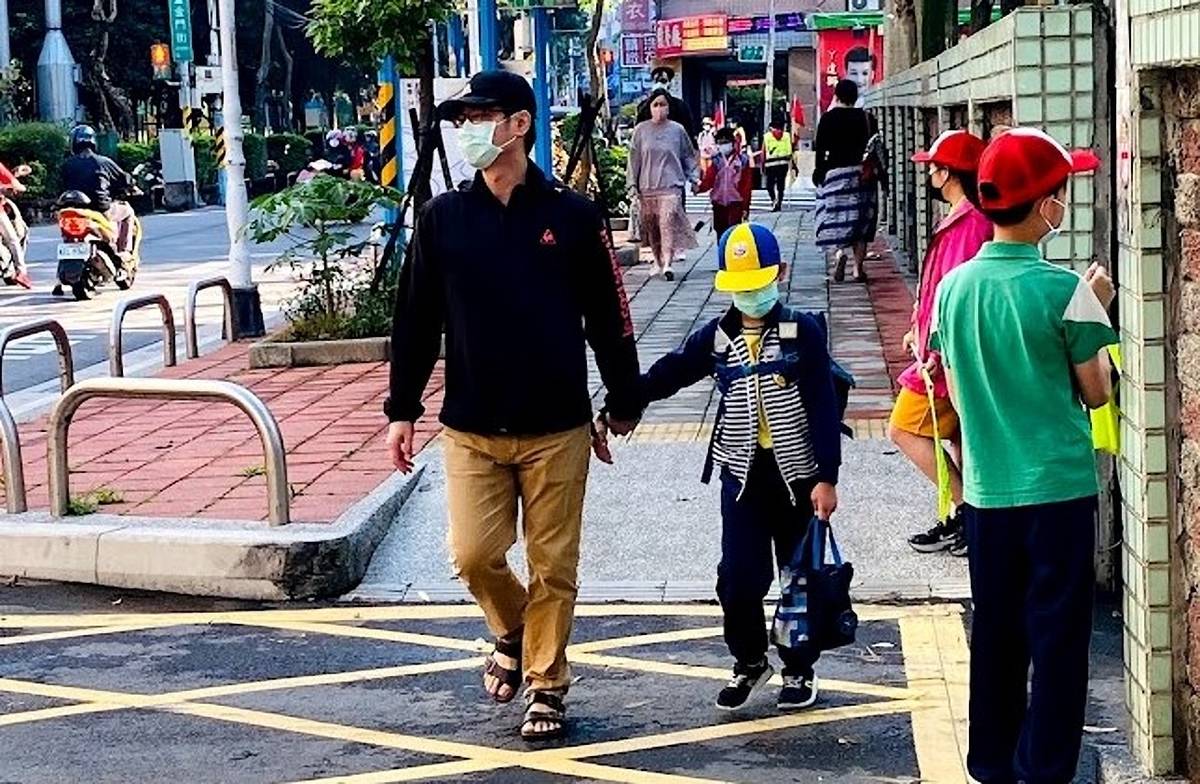 溪洲國小步步好時光活動，增溫親子情感也保健視力