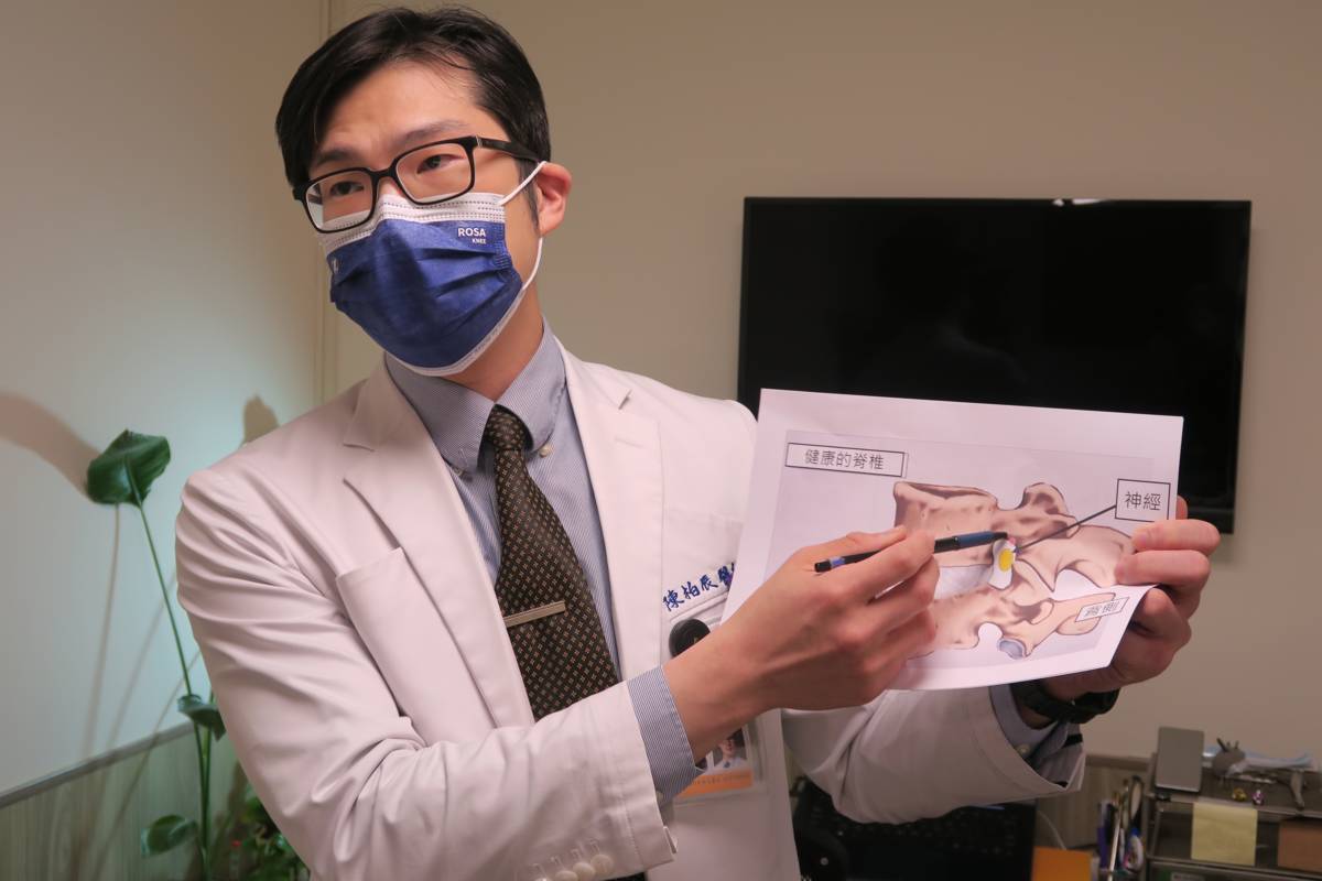 彰化醫院骨科醫師陳柏辰以新式微創脊椎手術解決病患腰麻疼痛問題(圖片來源：彰化醫院提供)