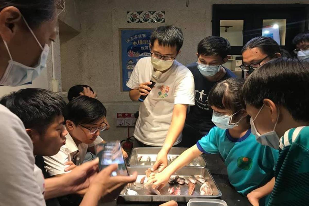 年年有鰆團隊於嵵裡社區舉辦曬漁場活動，設計縮小版牽罟漁網並結合敲魚體驗，希望打造漁業文化平臺 (教育部提供)