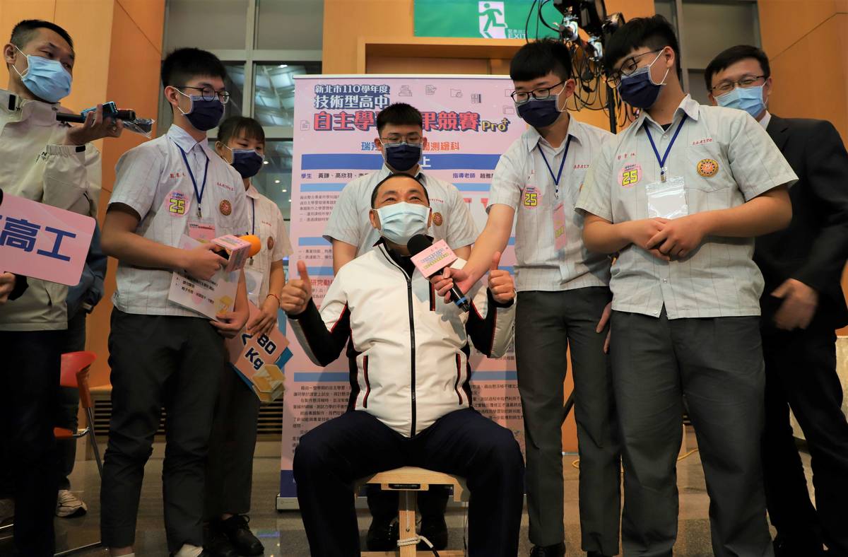 瑞芳高工同學以立體懸浮裝置原理開發製作讀書椅，發想「扶搖直上椅」