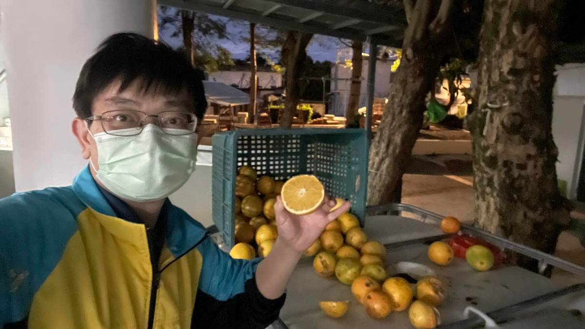 林校長用臍橙製造酵素液肥，永續循環再利用，用之土地也回歸土地。